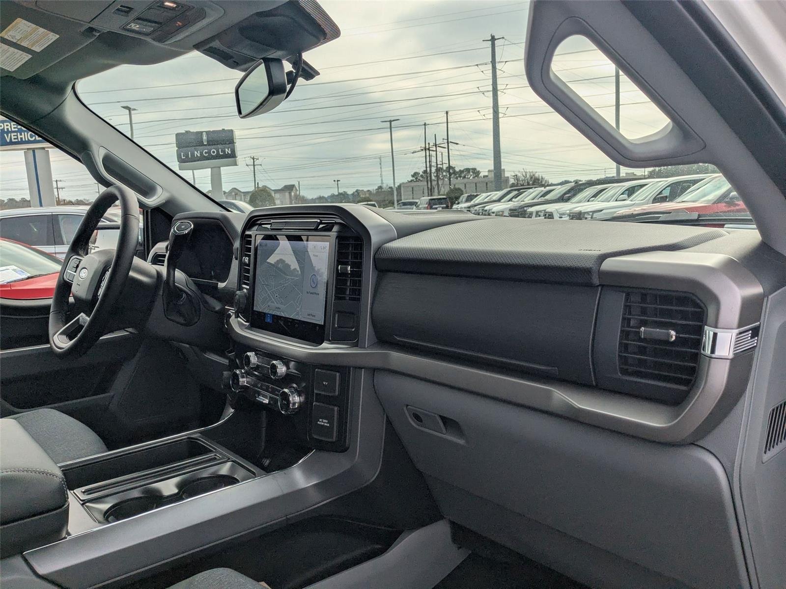 New 2025 Oxford White Ford XLT image 36