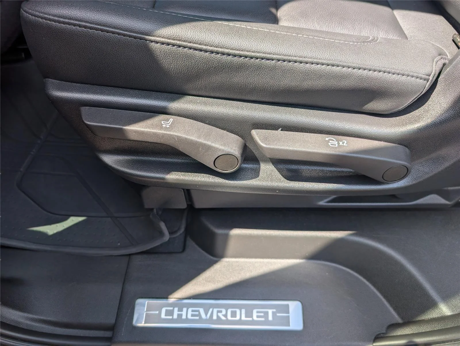 Used 2022 Black Chevrolet Z71 image 29