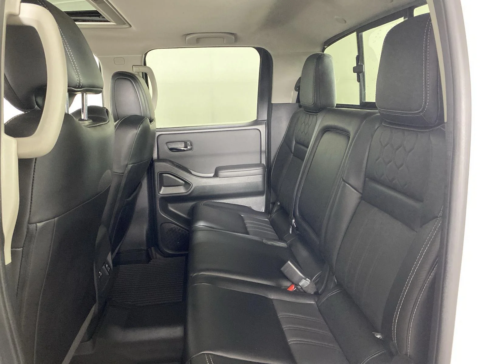 Used 2024 Wh Nissan SL image 24