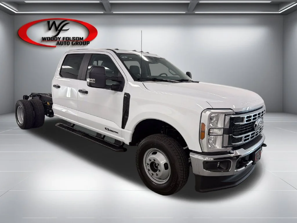 New 2027 Oxford White Ford F-350® XL image 3