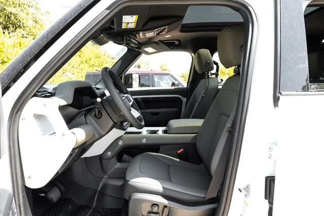New 2026 White Land Rover X-Dynamic SE image 4