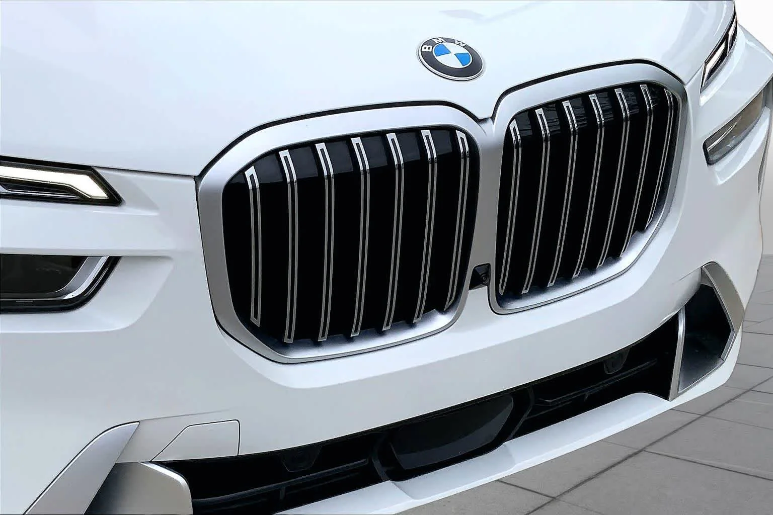 Used 2024 Alpine White BMW xDrive40i image 28