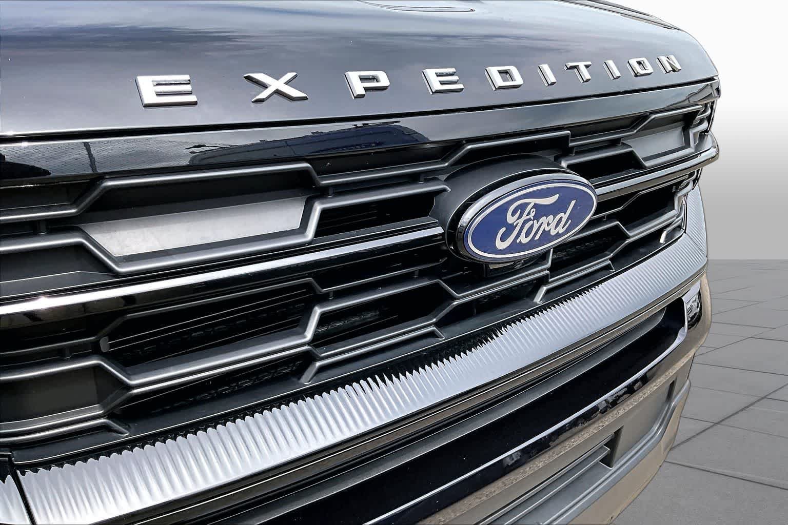 Used 2025 Agate Black Metallic Ford Active image 30
