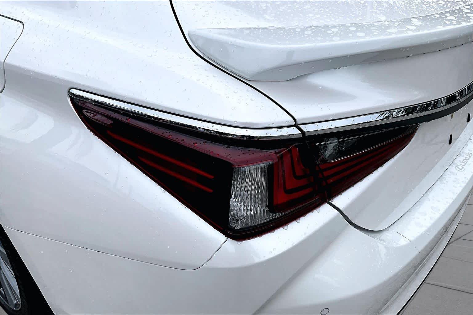 Used 2019 Eminent White Pearl Lexus  image 28