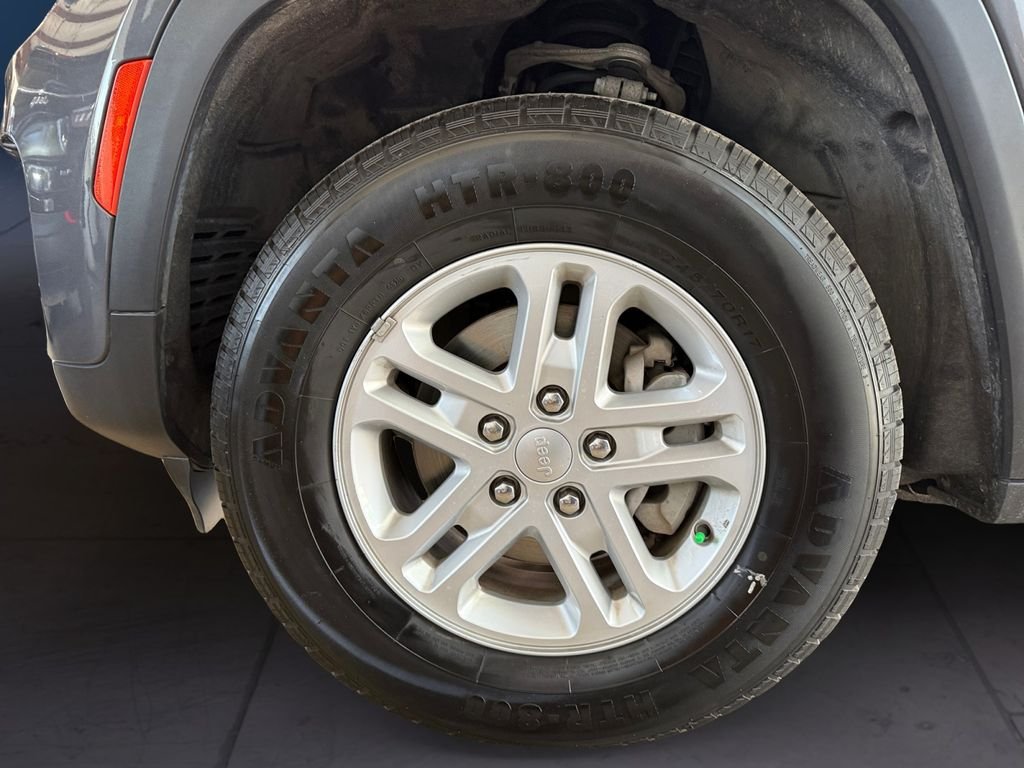 Used 2024 Gray Jeep Laredo image 9