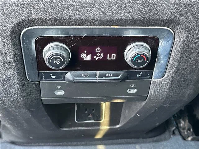 Used 2021 SUMMIT WHITE Chevrolet Premier image 18