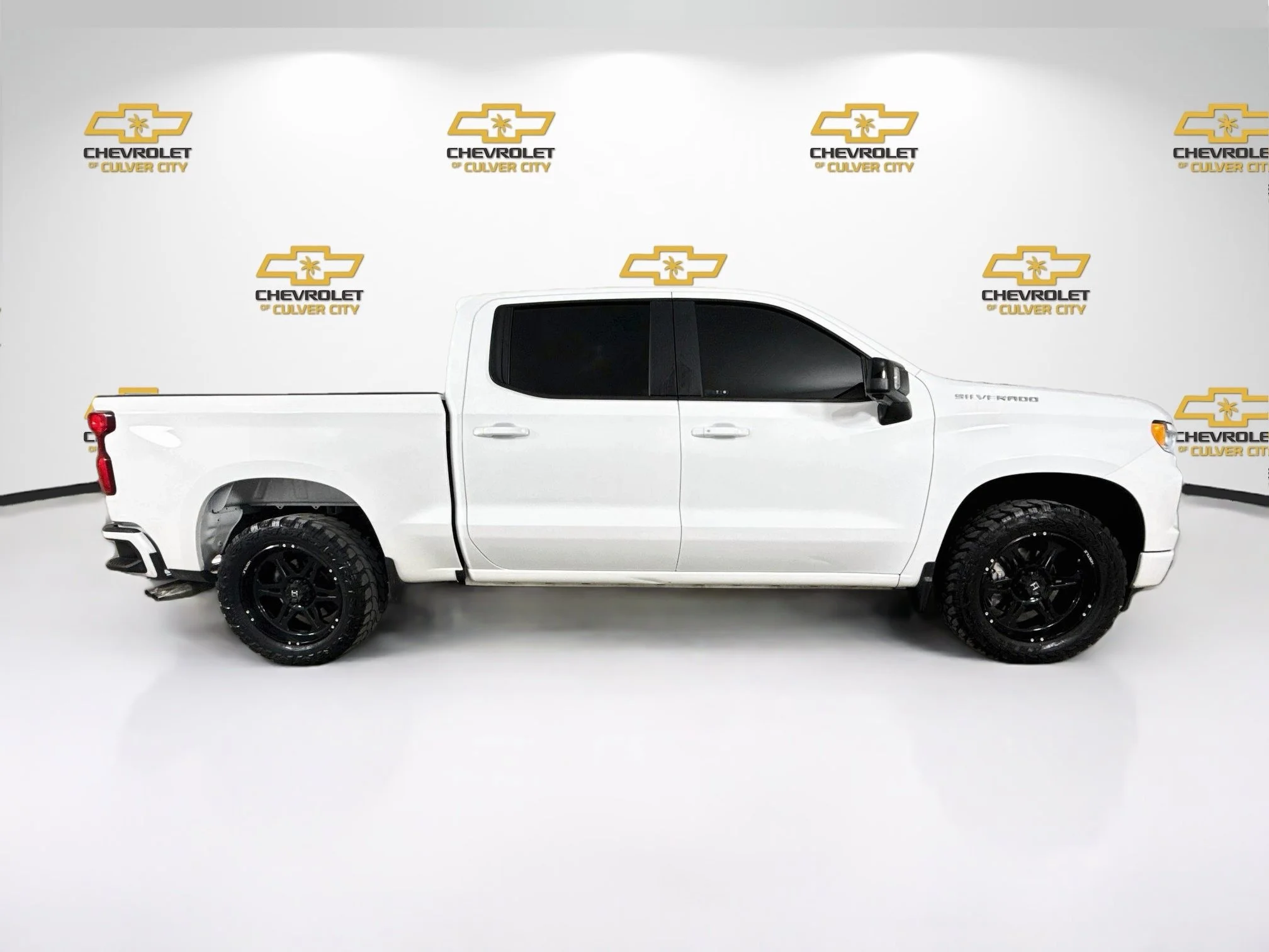 Used 2023 SUMMIT WHITE Chevrolet RST image 9