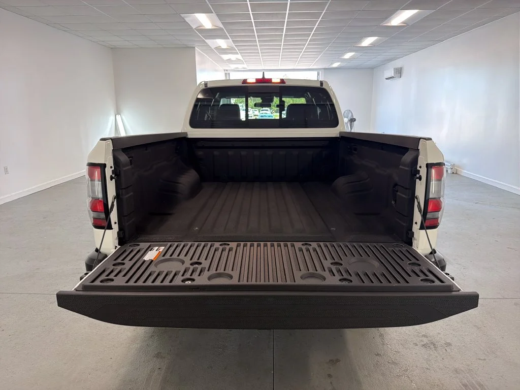 New 2027 Glacier White Nissan King Cab® S image 8
