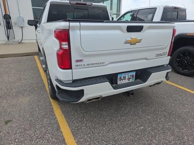 Used 2022 Iridescent Pearl Tricoat Chevrolet High Country image 3