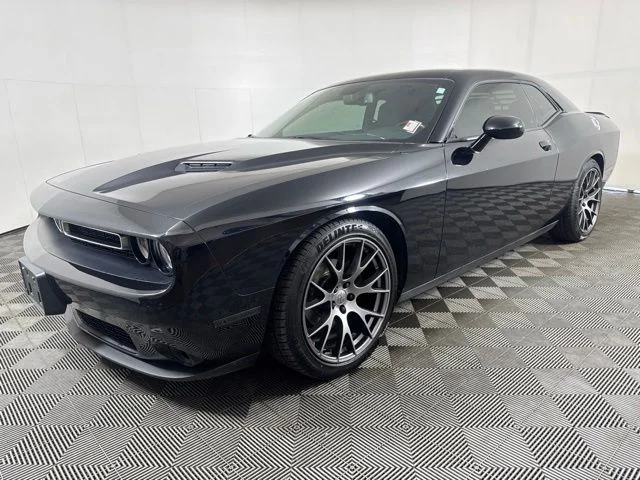 Used 2020 Pitch Black Clearcoat Dodge SXT image 8