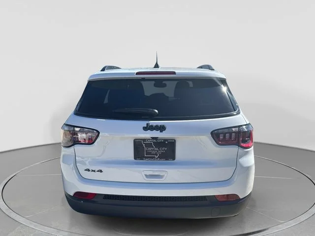 New 2026 Bright White Clear-Coat Exterior Paint Jeep Latitude image 7