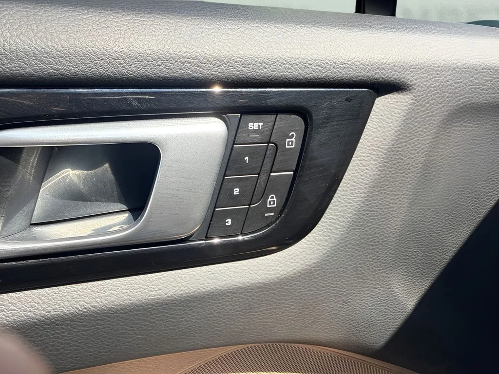 Used 2022  Porsche Base image 11