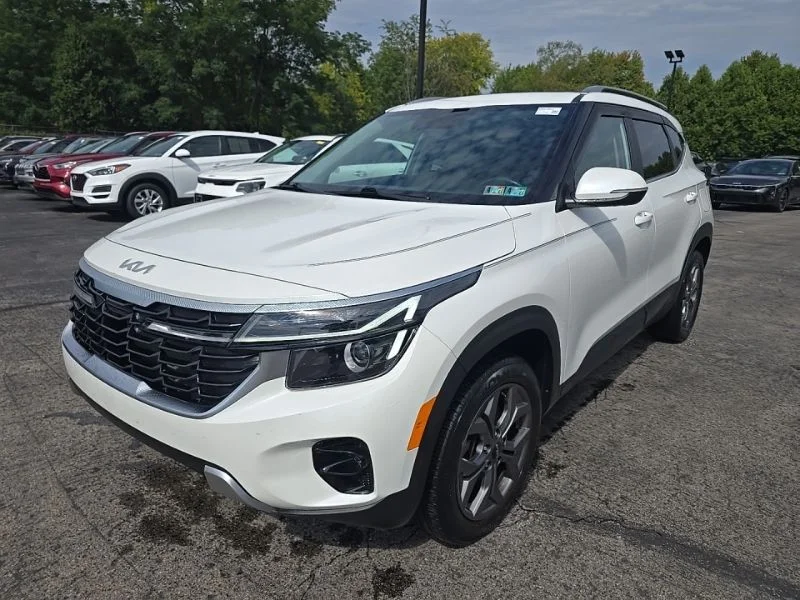 Used 2024 White Kia S image 3