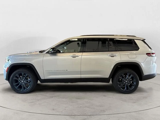 New 2026 Silver Jeep  image 2