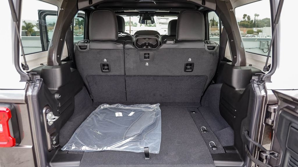New 2026 Crystal Metallic Jeep Rubicon image 31