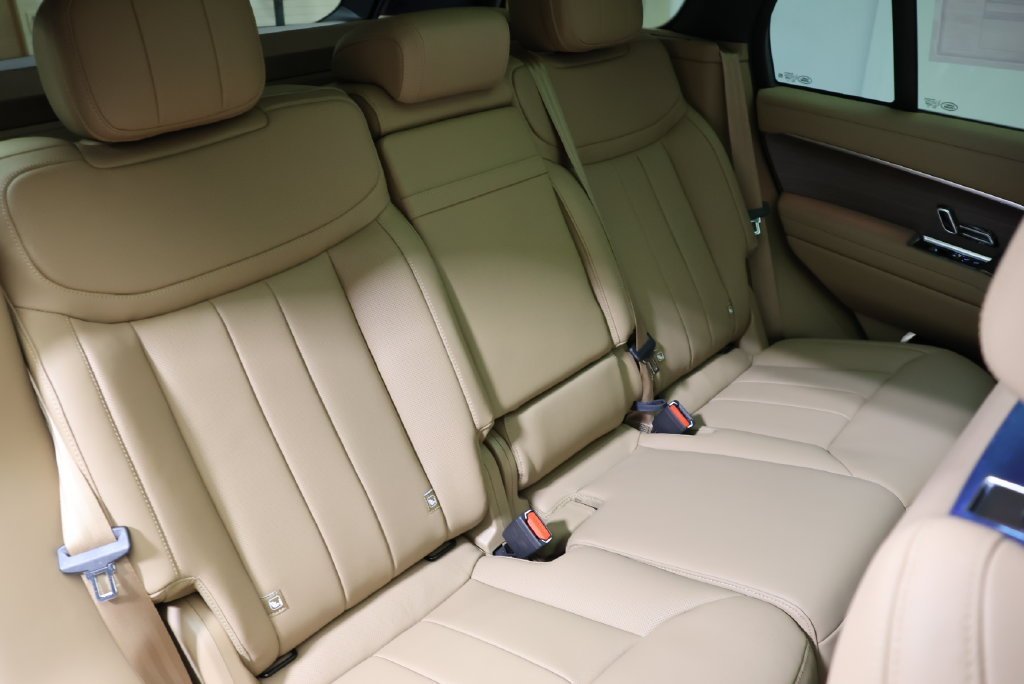 New 2027 Belgravia Green LAND ROVER SE image 45