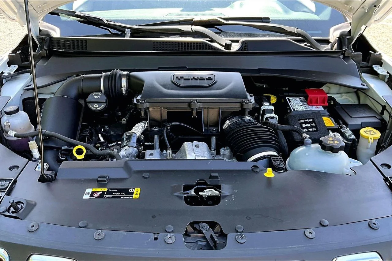 Used 2024 White/off-white Jeep Latitude image 35