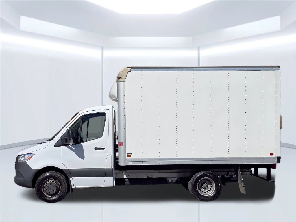Used 2024  Mercedes-Benz Standard Roof image 13