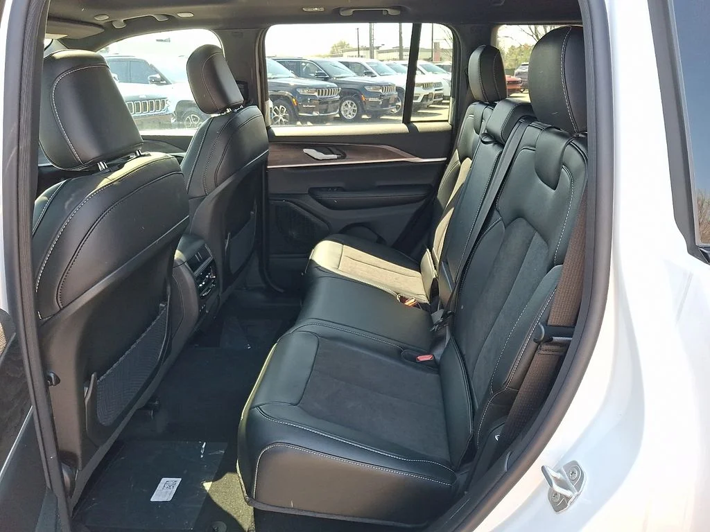 New 2026 Bright White Clear-Coat Exterior Paint Jeep Altitude image 6