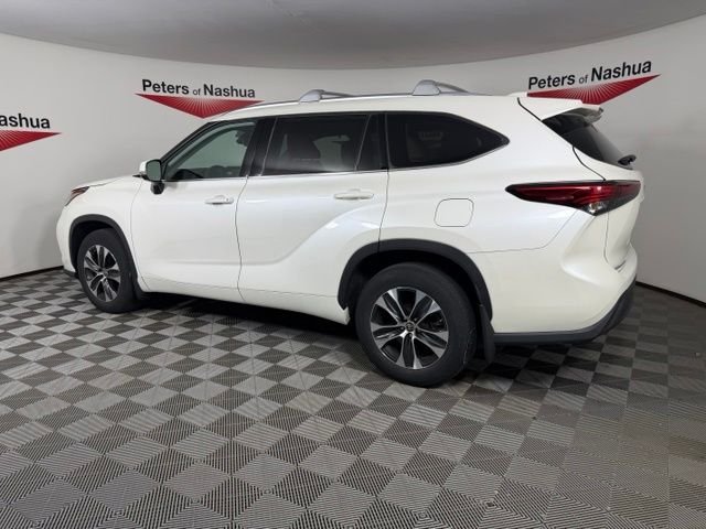 Used 2020 Blizzard Pearl Toyota XLE image 3