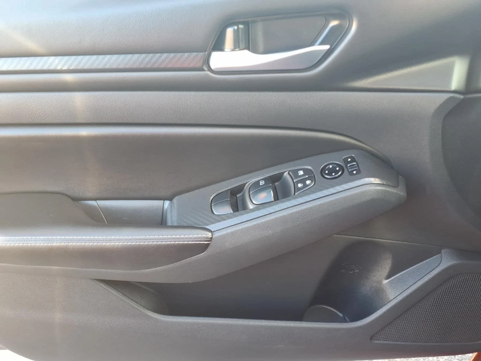 Used 2024 Scarlet Nissan 2.5 SV image 24