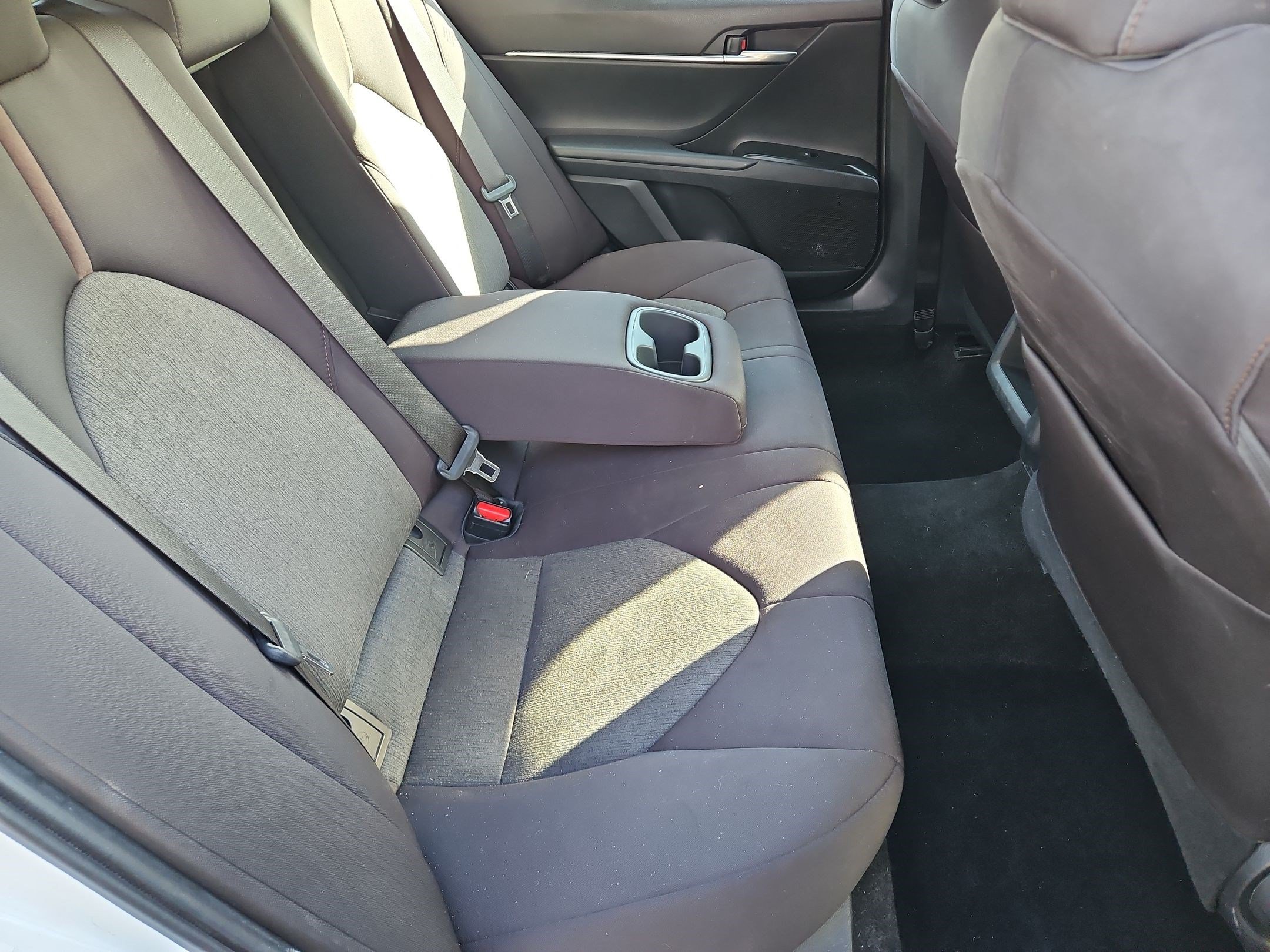 Used 2019 White Toyota LE image 25