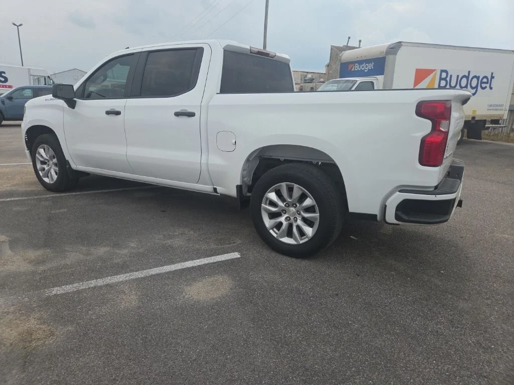 Used 2022 White Chevrolet Custom image 7