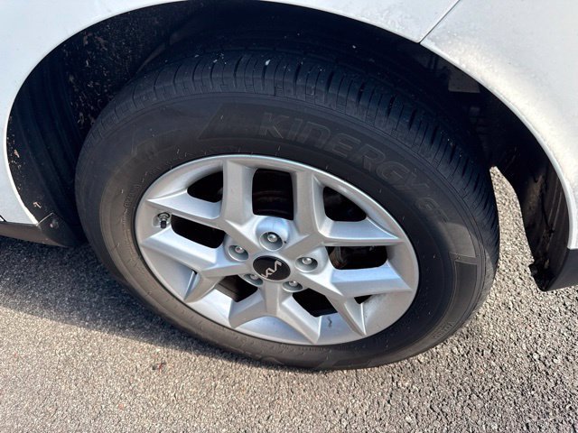 Used 2025 White Kia S image 5