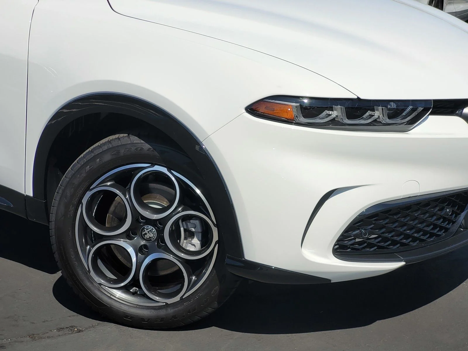 New 2025 Milano White Exterior Paint Alfa Romeo Base image 5