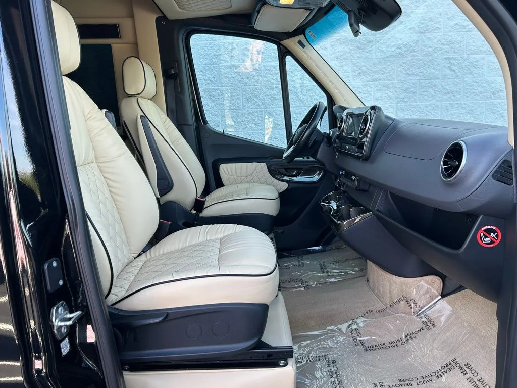 Used 2021 Black Mercedes-Benz Midwest Luxe Cruiser image 31