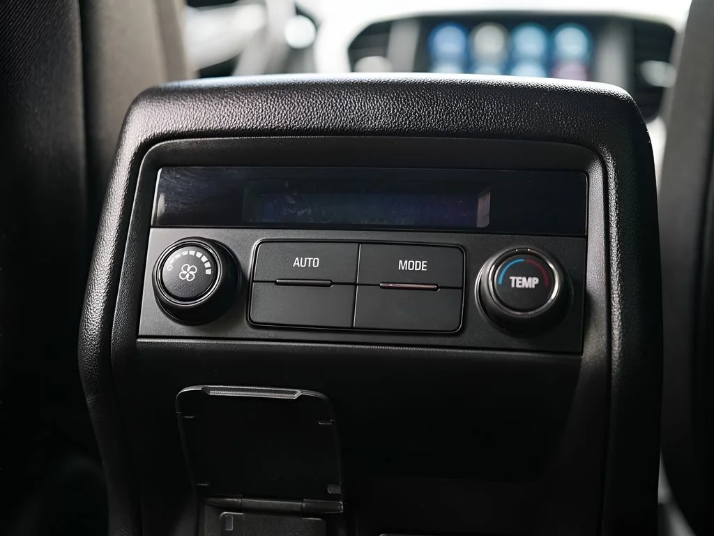 Used 2022 White GMC SLE image 33