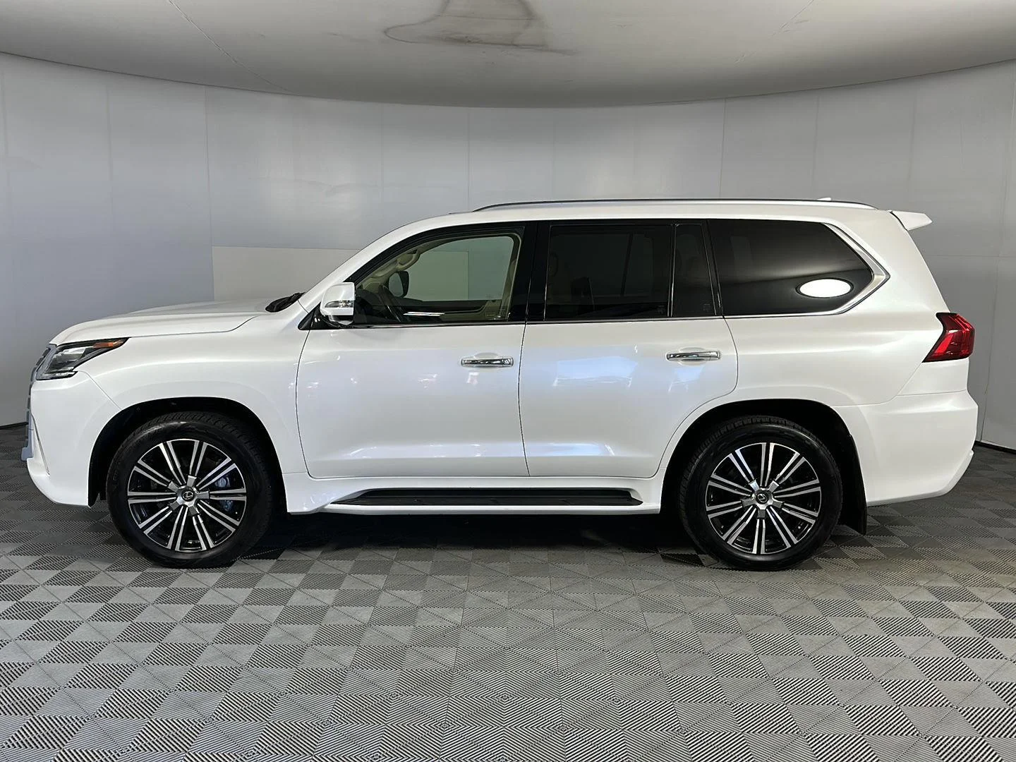 Used 2018 Eminent White Pearl Lexus LX 570 image 5