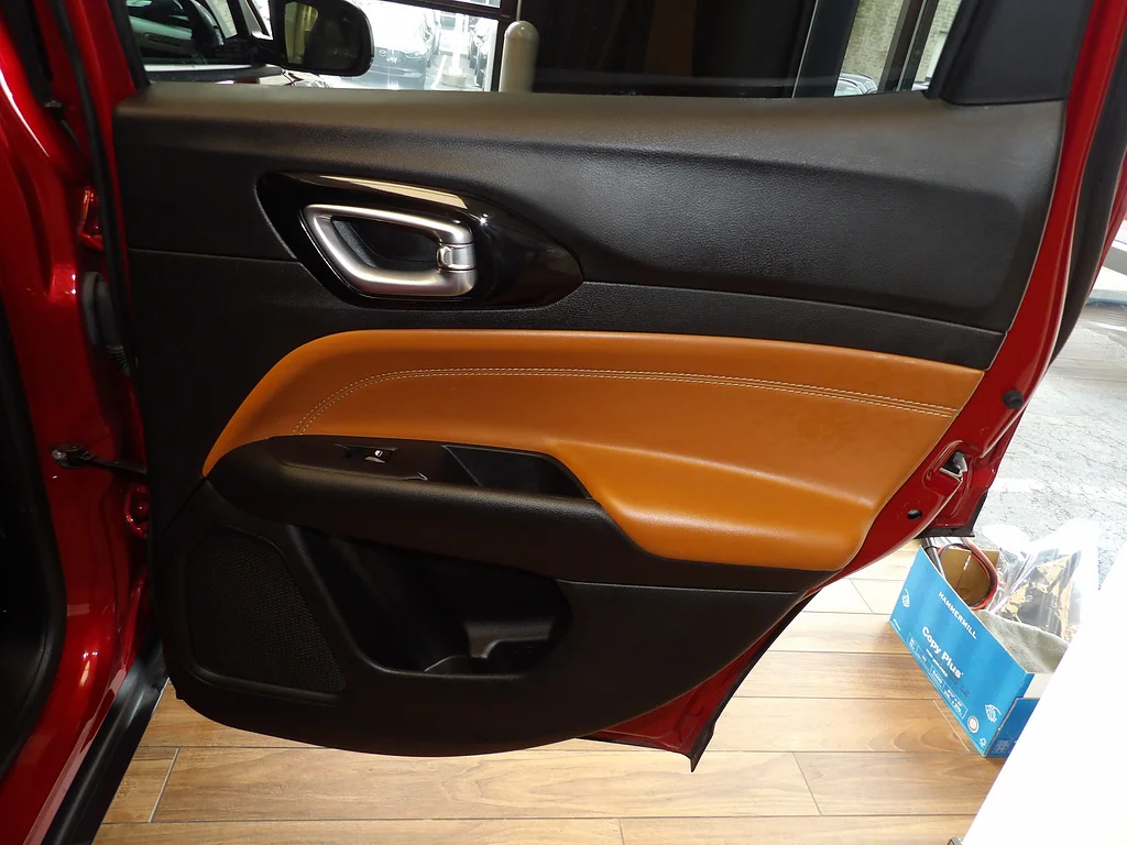 Used 2025 Red Hot Pearl Coat Jeep Limited image 15