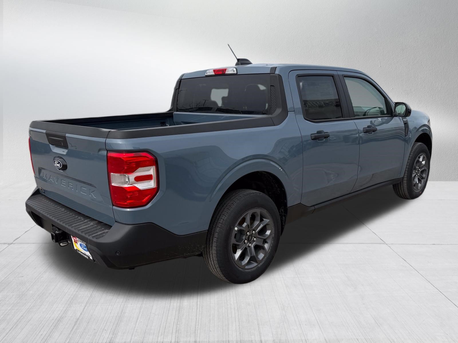New 2025 Azure Gray Metallic Tri-Coat Ford XLT image 4