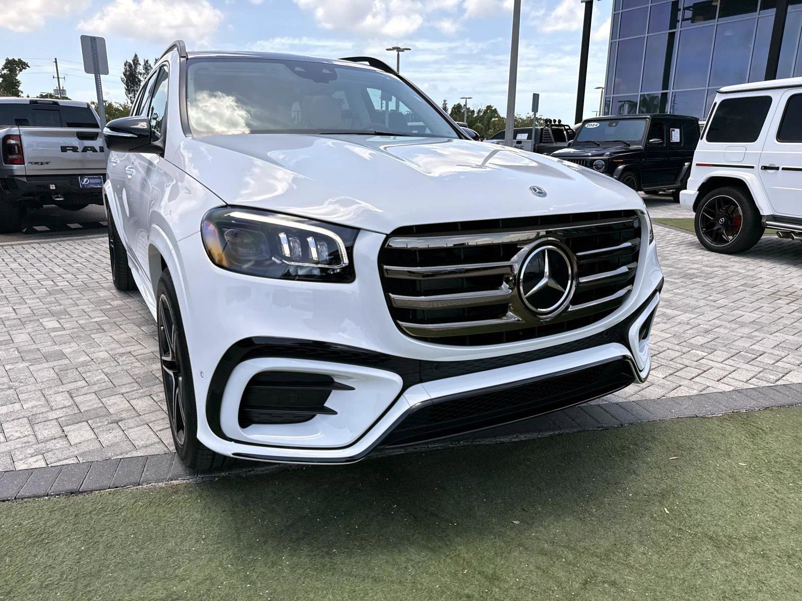New 2026 Polar White Mercedes-Benz 450 4MATIC® SUV image 8