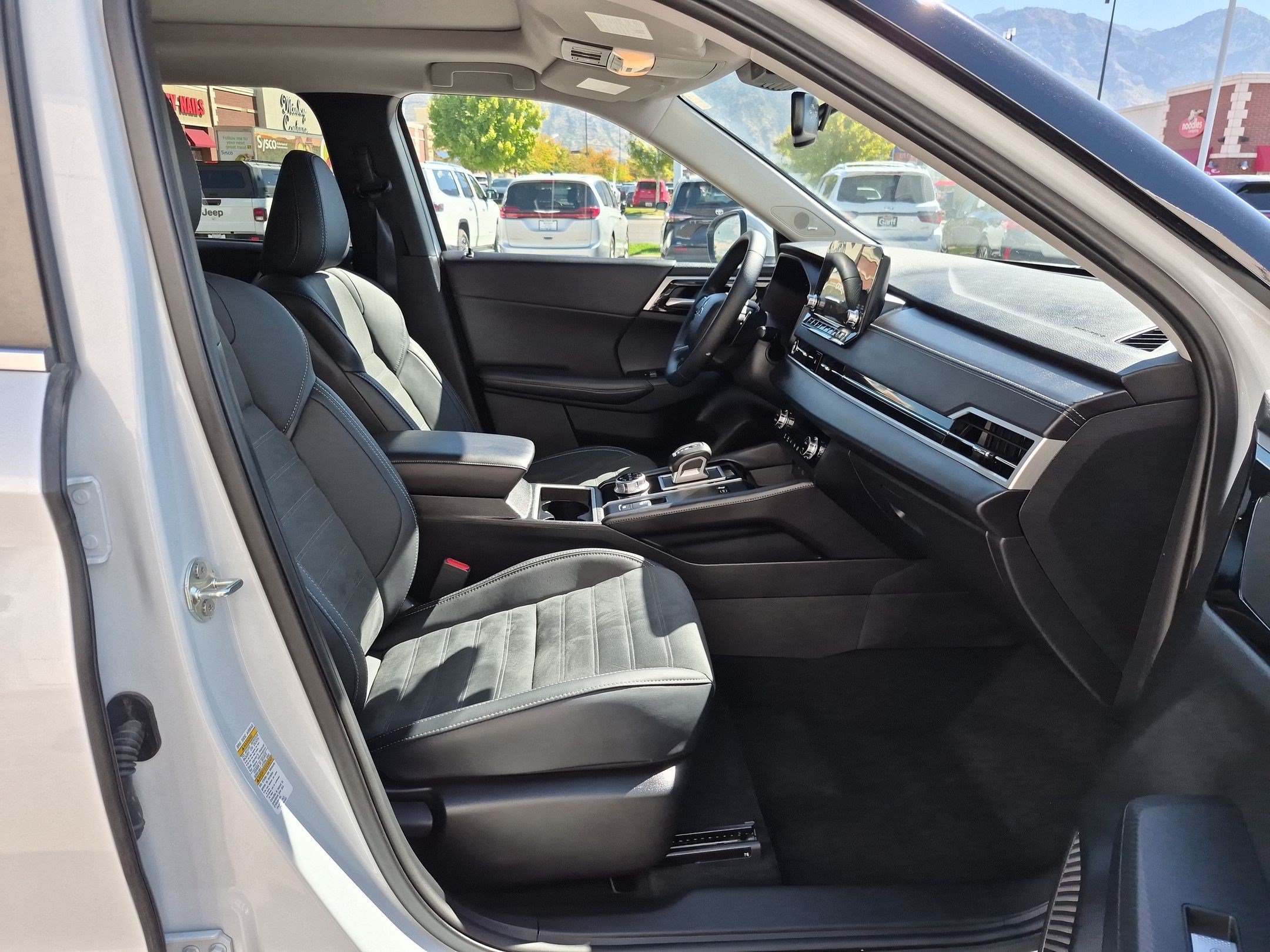 Used 2025 White Mitsubishi SE image 32
