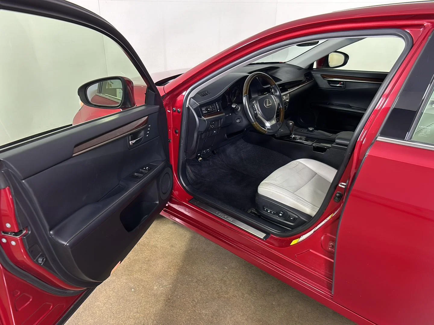 Used 2013 Matador Red Mica Lexus  image 2