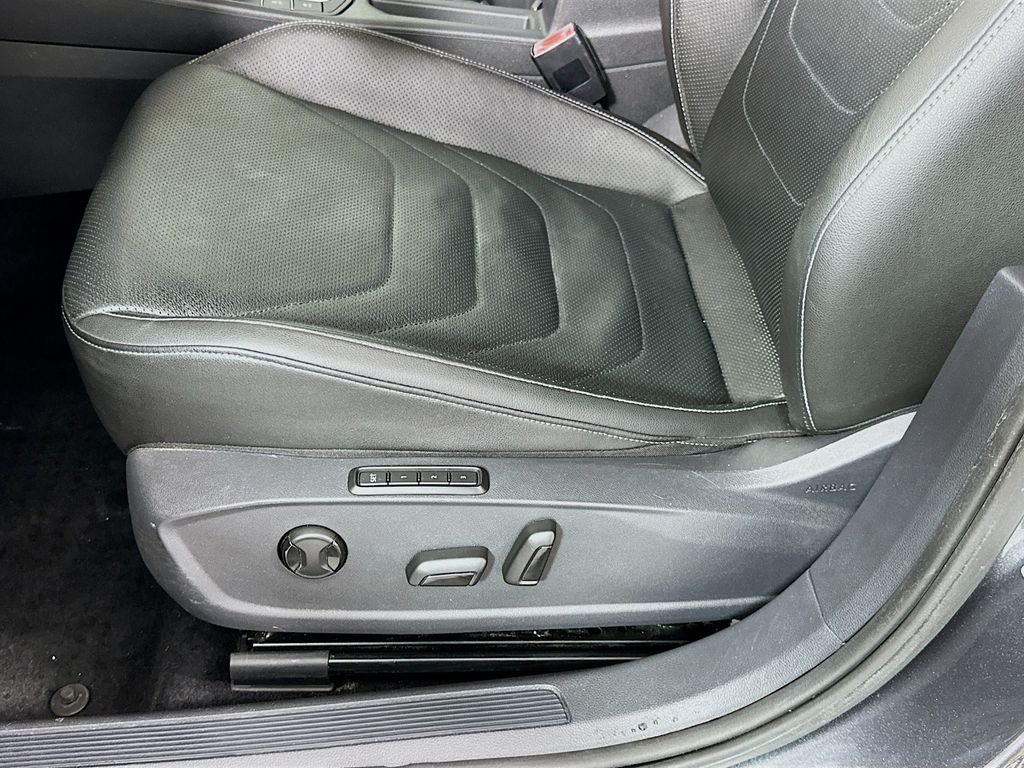 Used 2019 Platinum Gray Metallic Volkswagen SEL Premium image 19