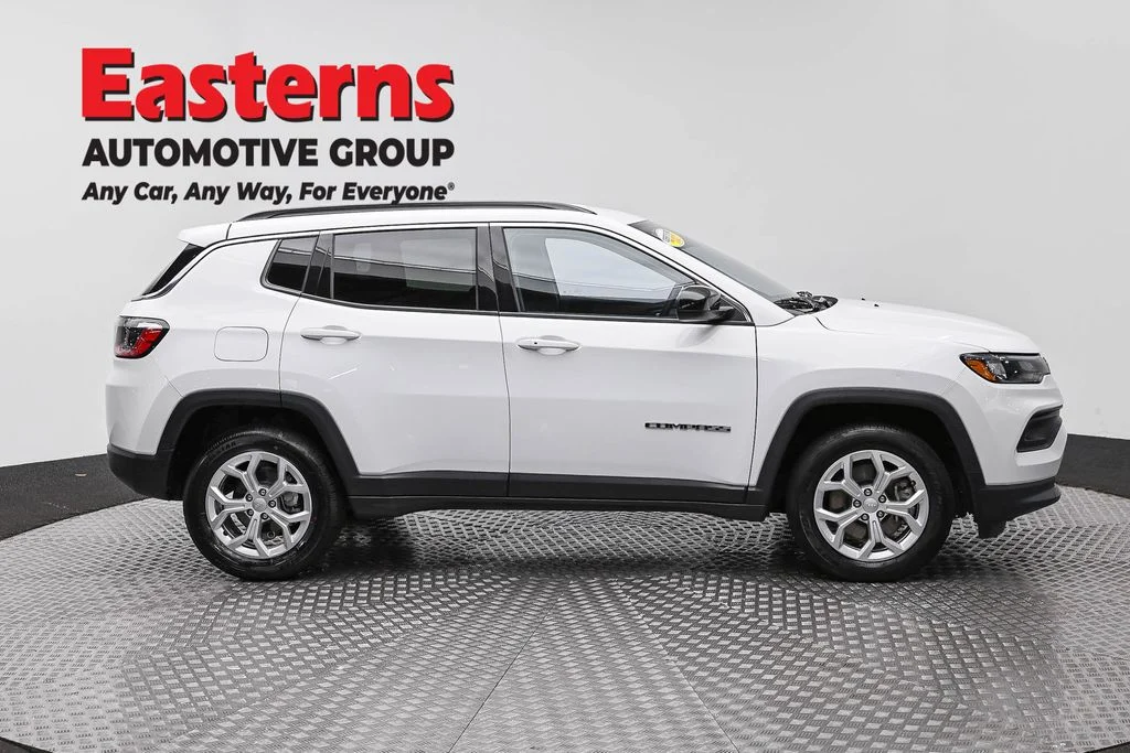 Used 2024 White Jeep Latitude image 4