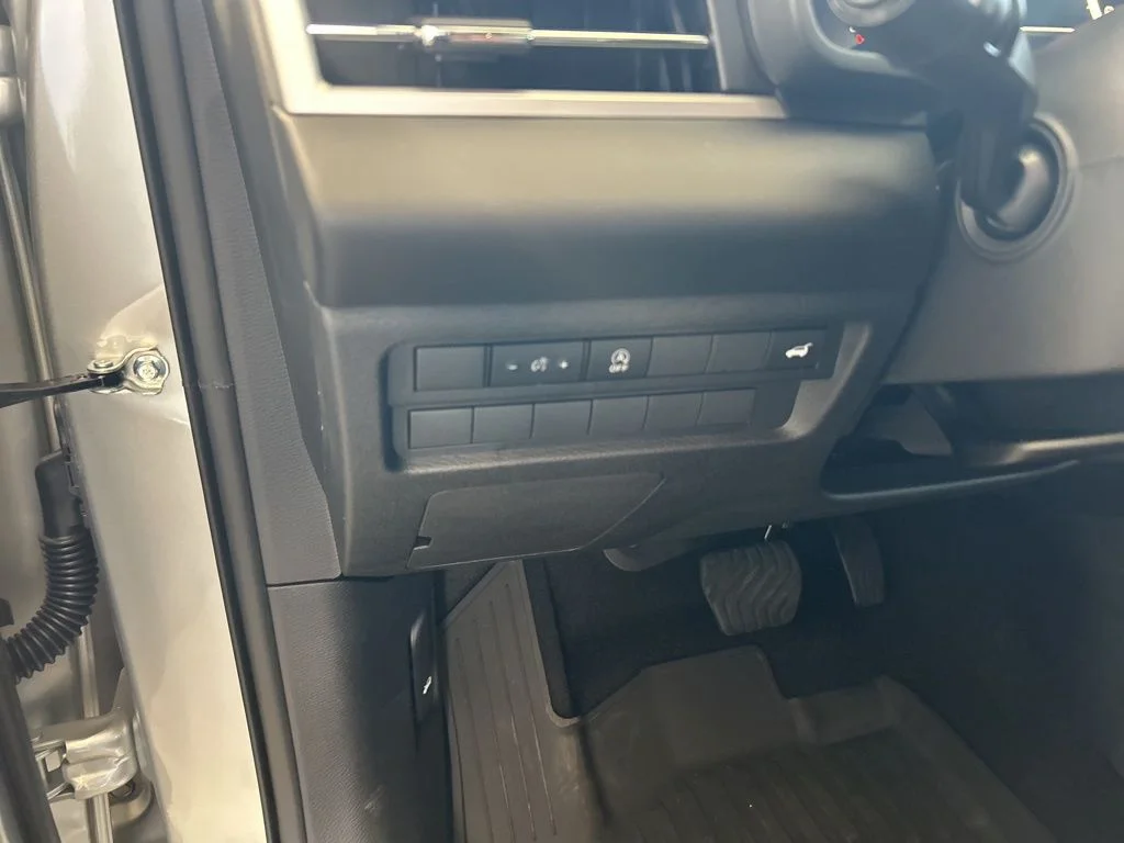 New 2026 Silver Mitsubishi SE 1.5T 2WD image 40