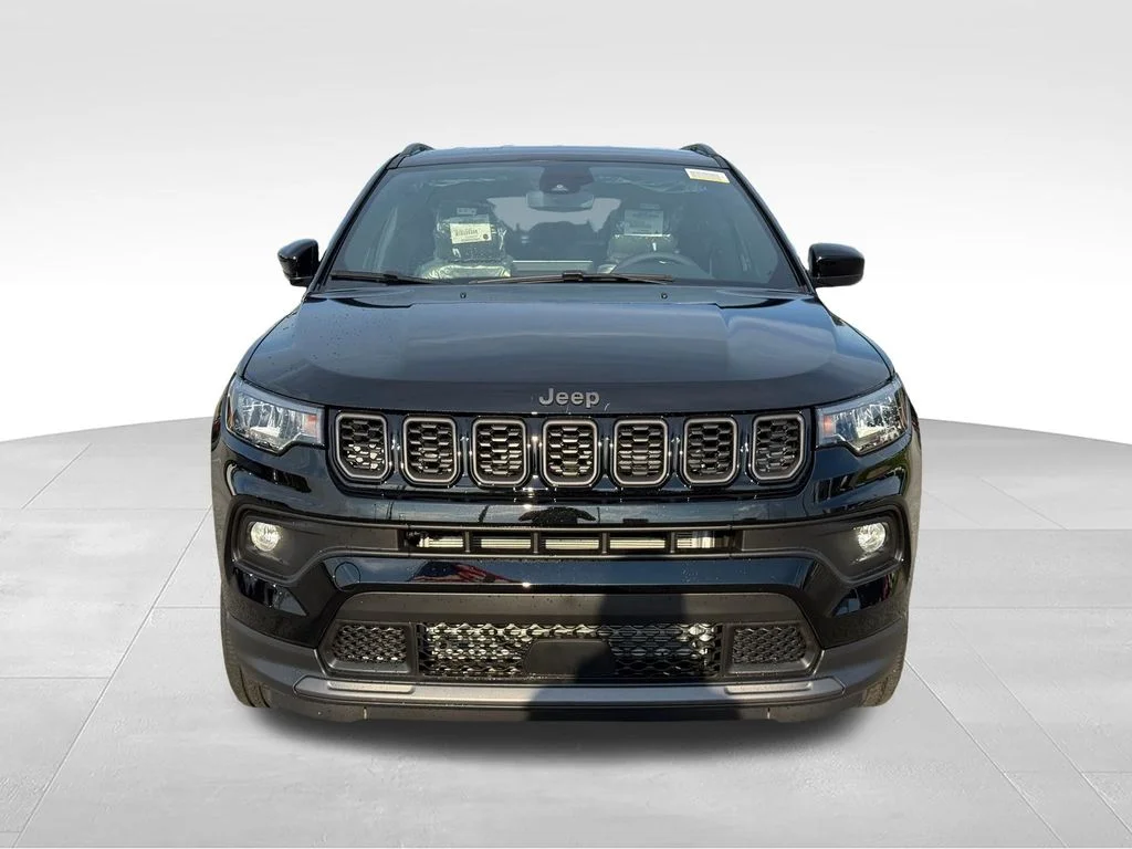 New 2026 Diamond Black Crystal Pearl-Coat Exterior Paint Jeep Latitude image 8