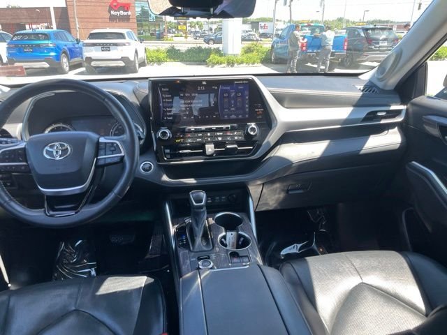 Used 2022 Gray Toyota Platinum image 14