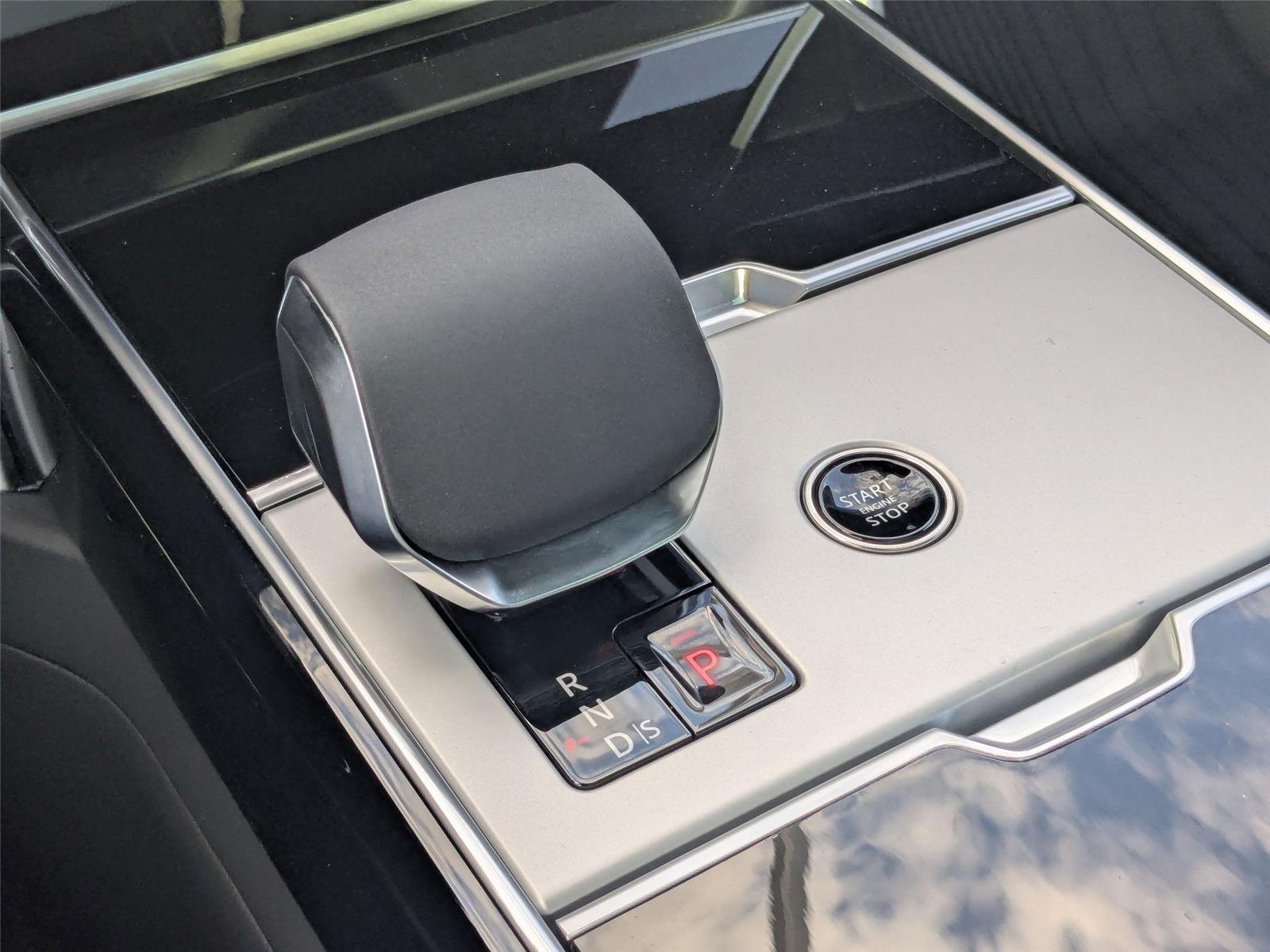 2025 Land Rover Range Rover SE - Photo 17