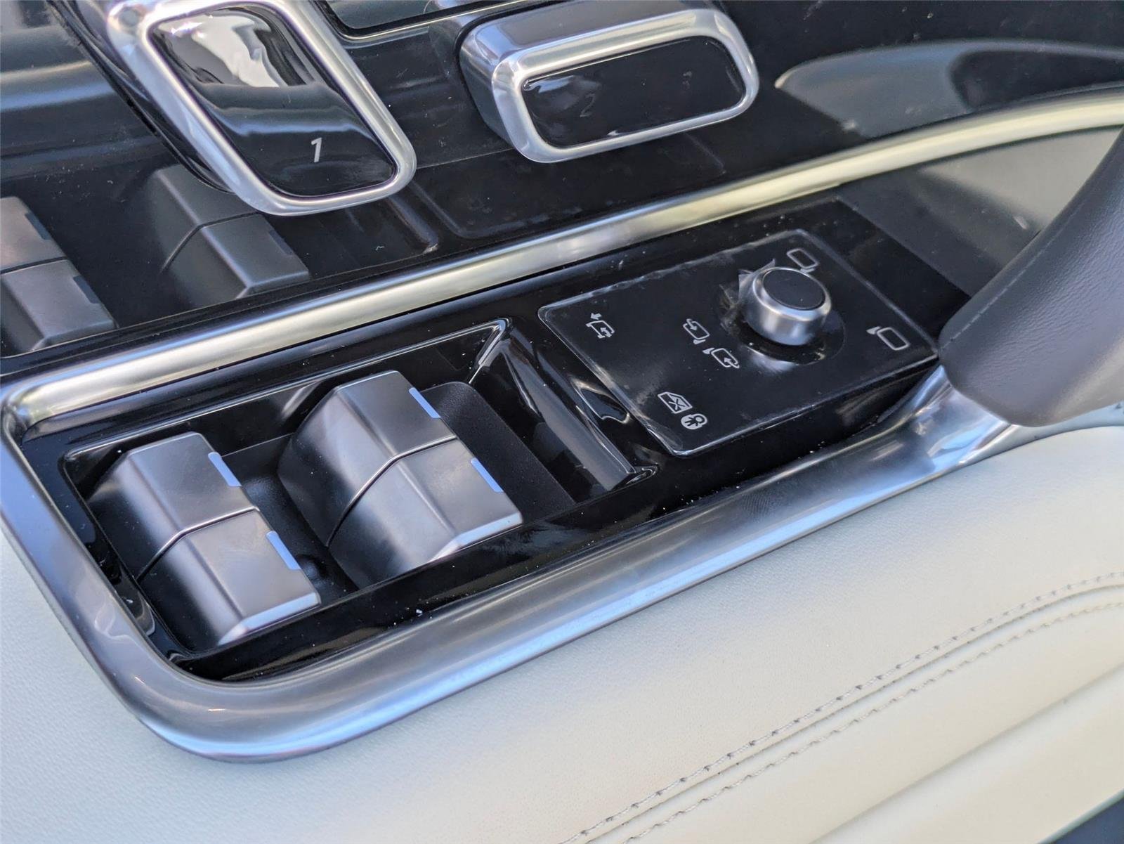 New 2026 Fuji White LAND ROVER SE 7 Seats image 12