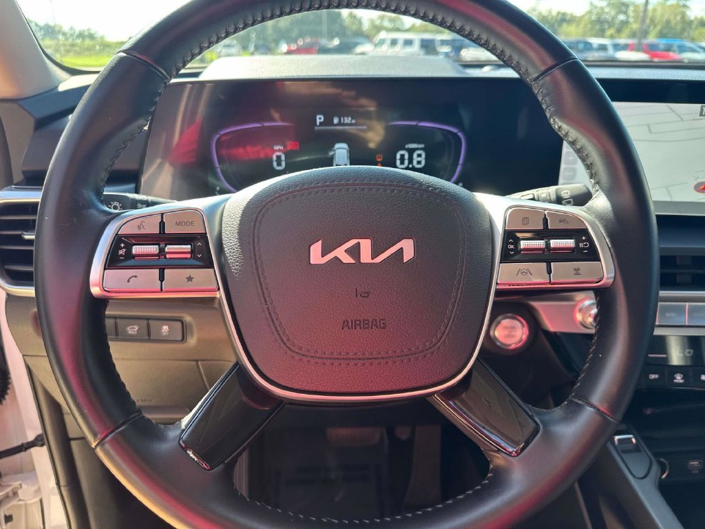 Used 2025 White Kia S image 35