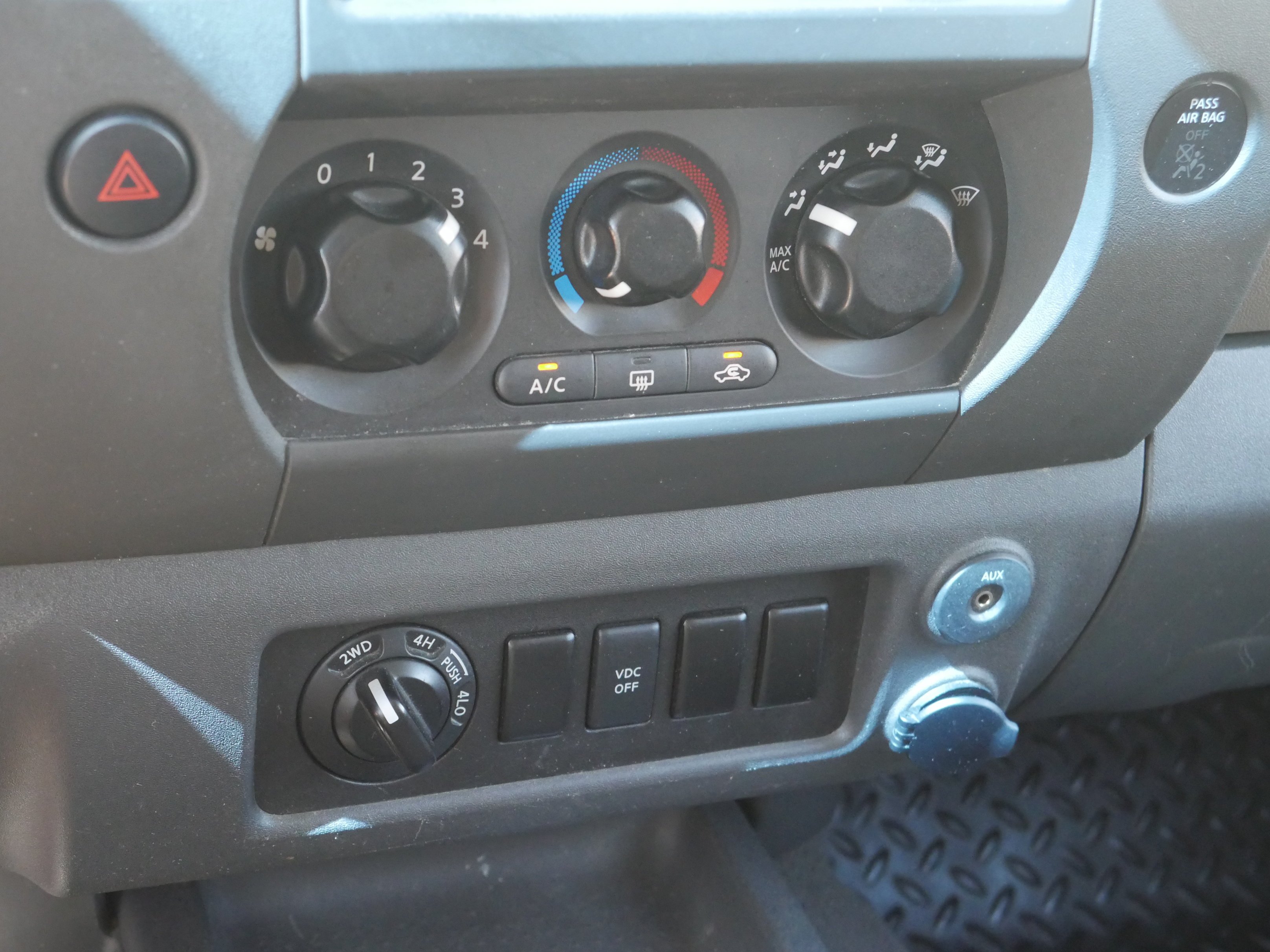 Used 2008 Avalanche Nissan SE image 11