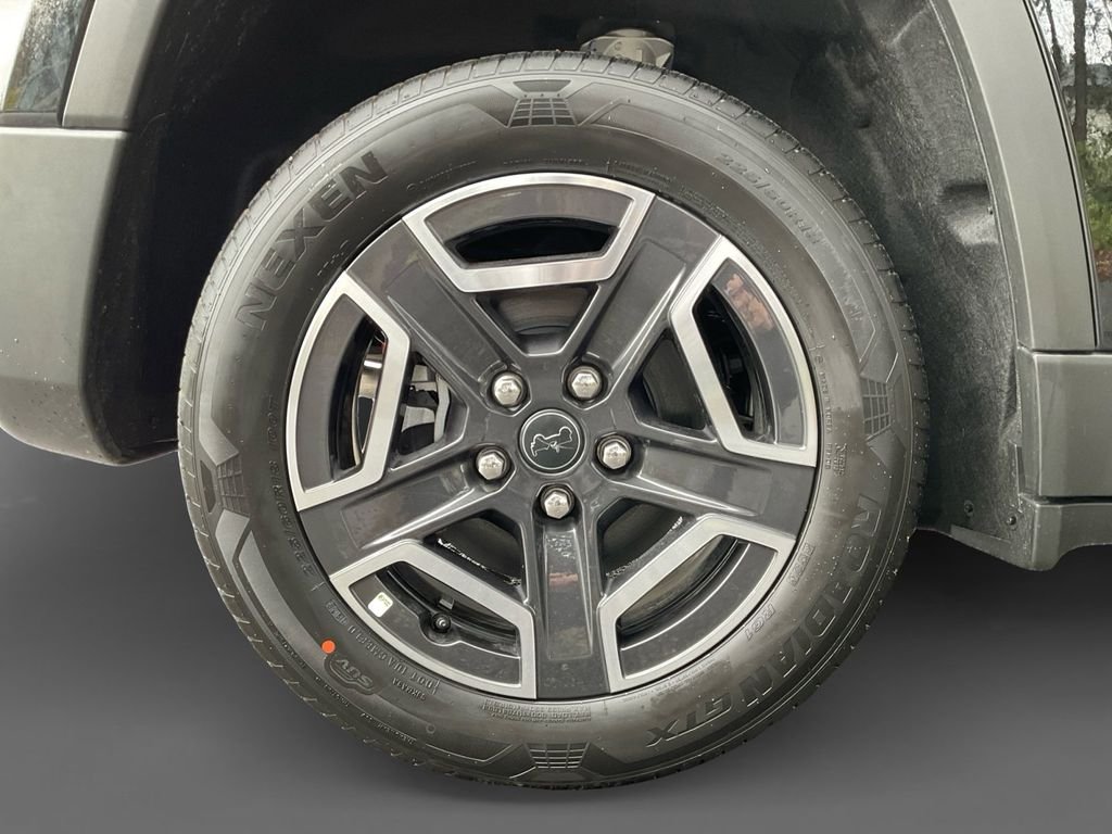 New 2026 Diamond Black Crystal Pearl-Coat Exterior Paint Jeep Laredo image 10