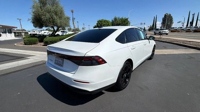 Used 2025 White Honda SE image 4