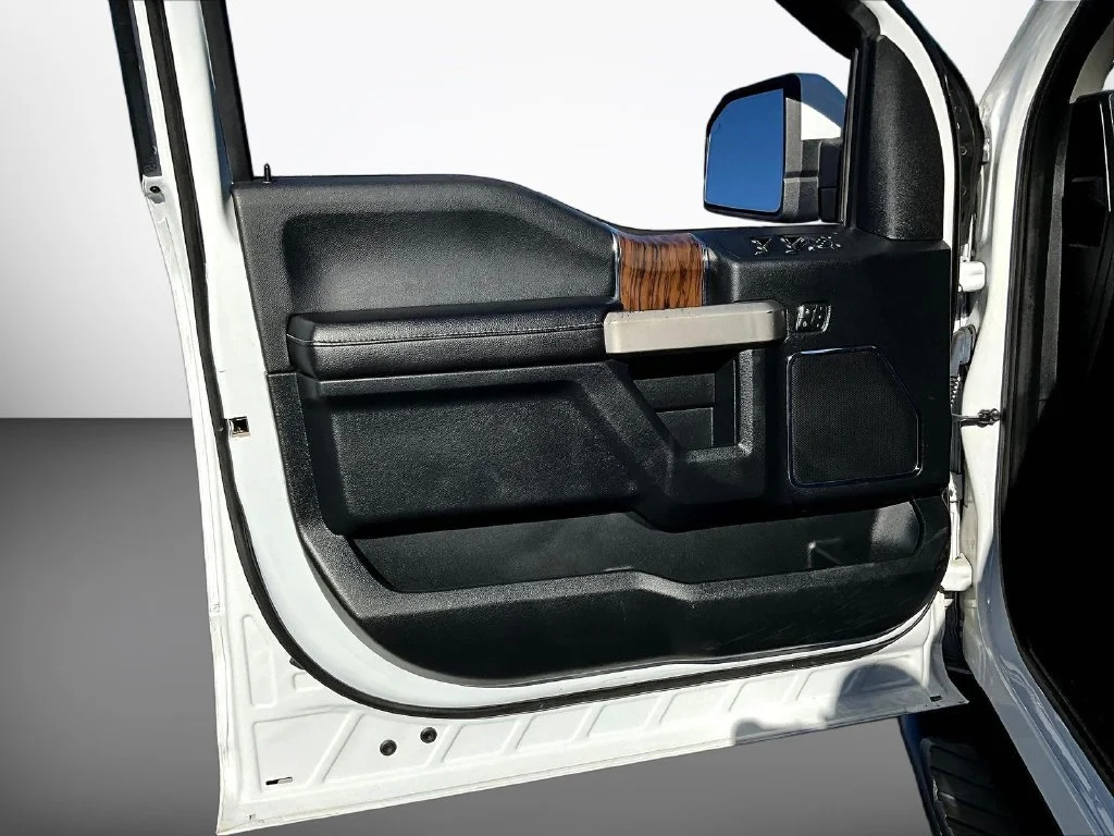 Used 2020 Oxford White Ford Lariat image 23