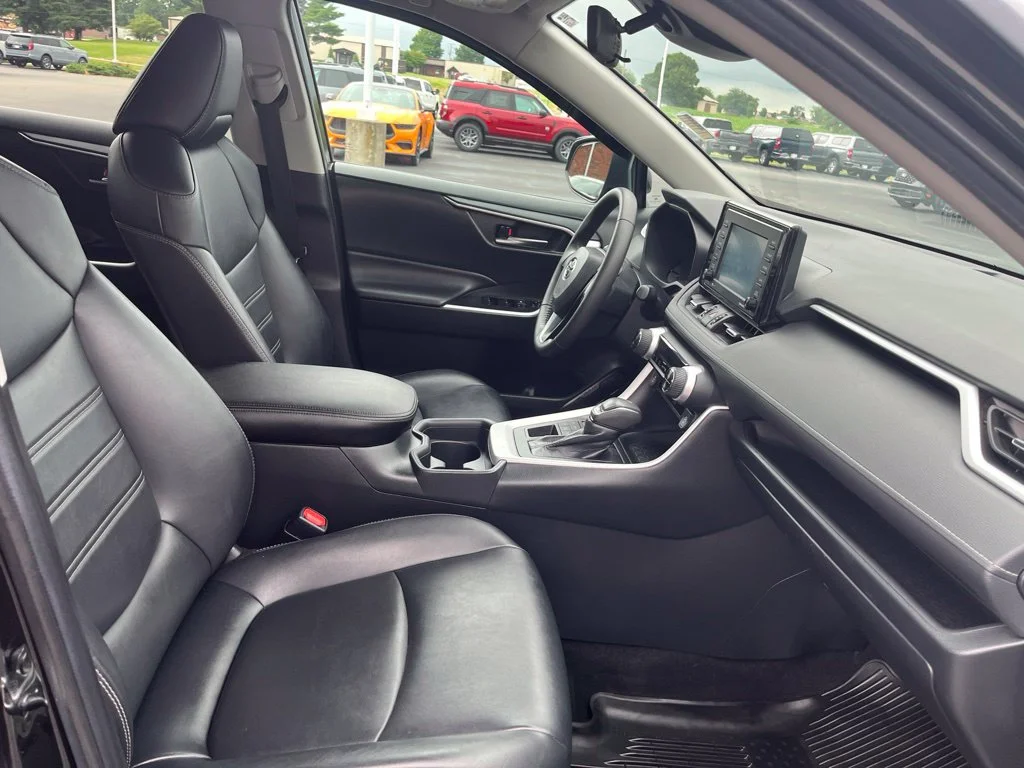 Used 2020 Midnight Black Metallic Toyota XLE Premium image 10
